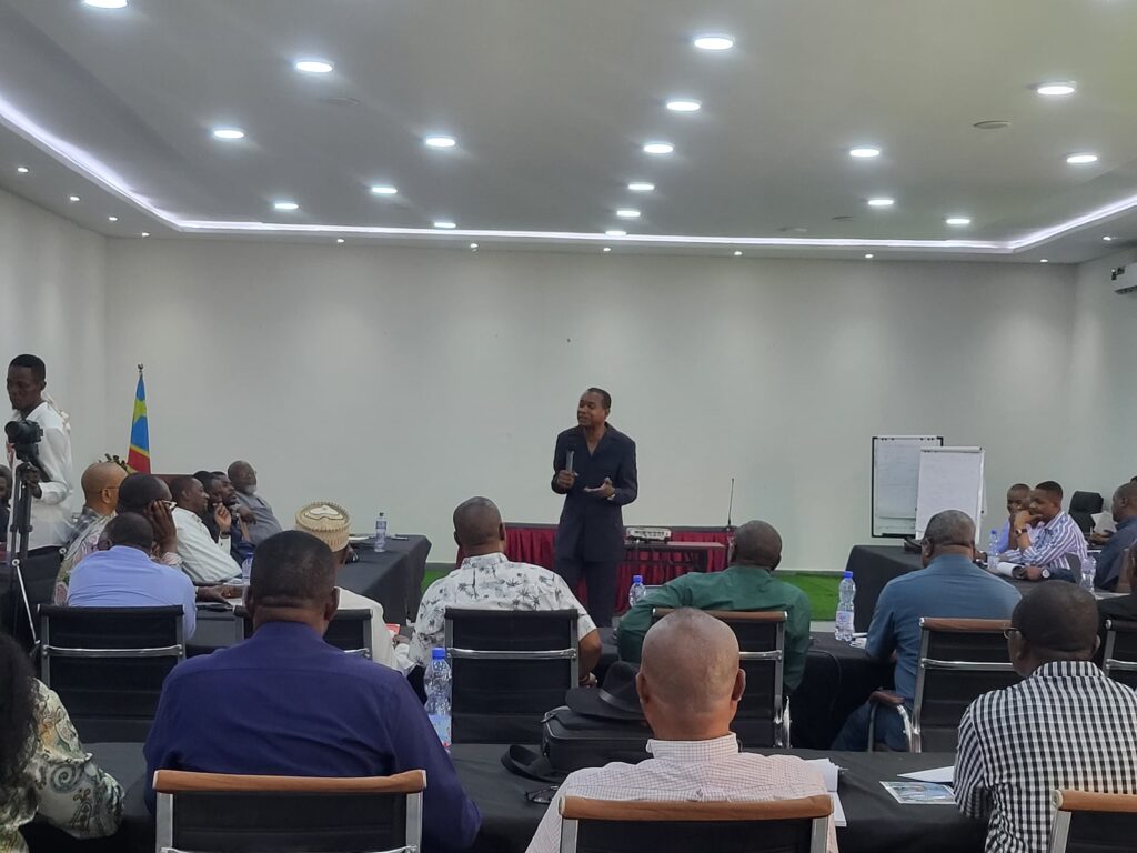 Au cœur d’un séminaire de formation : magistrats, auditeurs et cadres de la Cour des comptes, experts de l’IGF, ainsi que les responsables administratifs et financiers des projets appuyés par la BAD, pour un contrôle renforcé en RDC